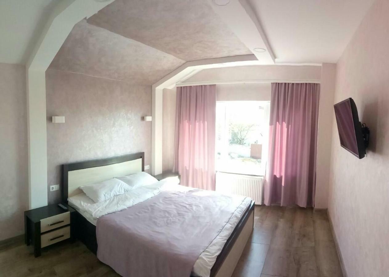 Royal House Villa คาเมียเนตส์-โปดิลสกี ภายนอก รูปภาพ