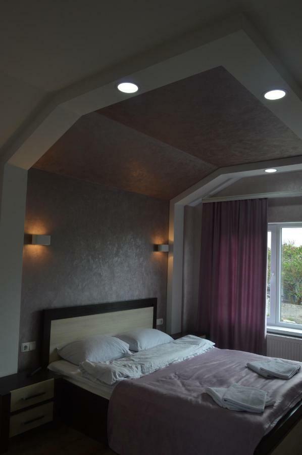 Royal House Villa คาเมียเนตส์-โปดิลสกี ภายนอก รูปภาพ